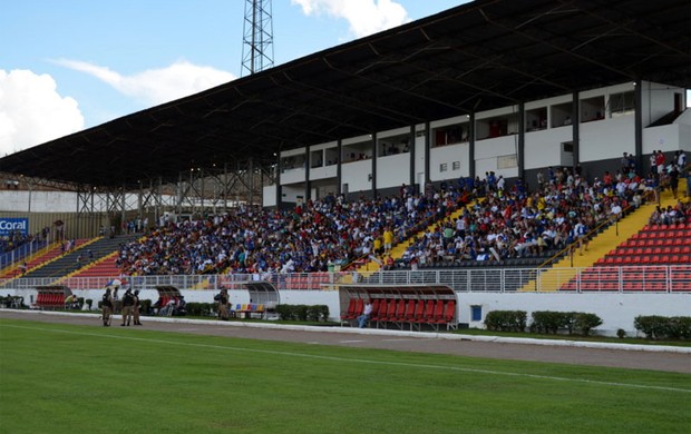Torcida pequena, mas fiel no Estádio Melão, em Varginha. (Foto: Reprodução/GloboEsporte.com)