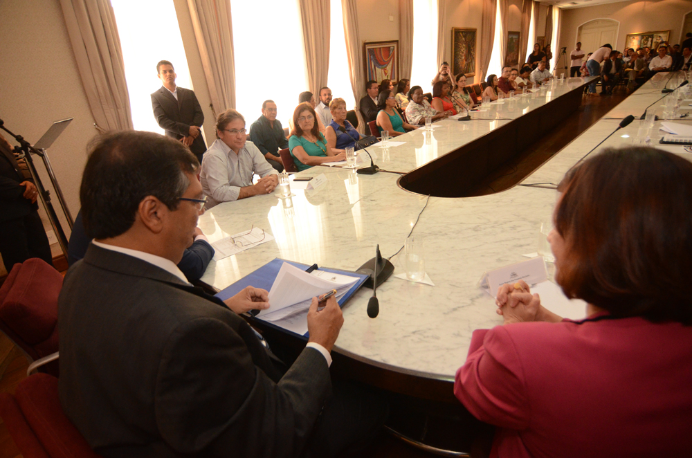Foto1_Governador Flávio Dino assina seis decretos em prol da educação no Estado
