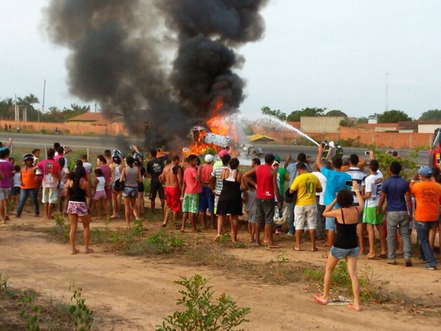 Populares acompanham explosão de avião agrícola em Balsas, MA (Foto: Divulgação/Polícia Rodoviária Federal)