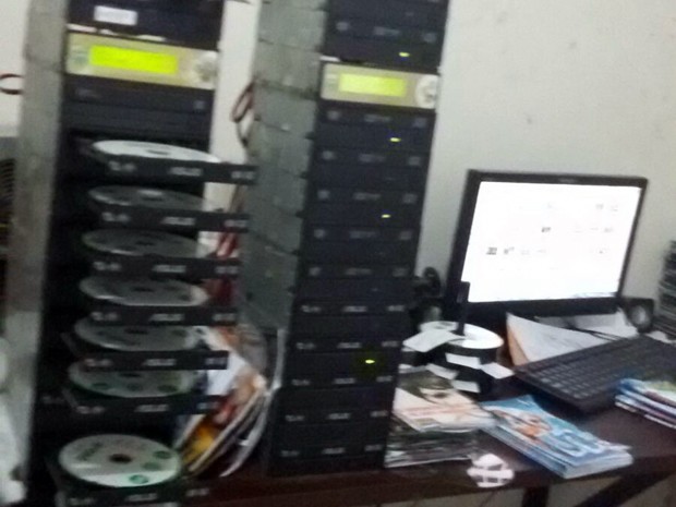 Fábrica clandestina produzia cerca de 500 CDs e DVDs que eram vendidos a R$ 2 (Foto: SSPMA)