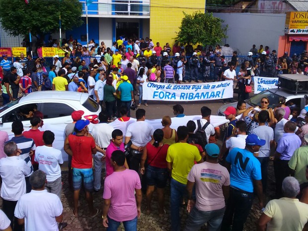 População pede saída do prefeito de Santa Inês, Ribamar Alves, do poder (Foto: Hudson Braz)
