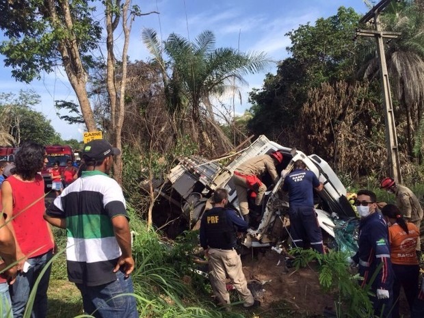 Acidente aconteceu perto do povoado Dezessete, em Codó (Foto: Regina Santana / TV Mirante Caxias)
