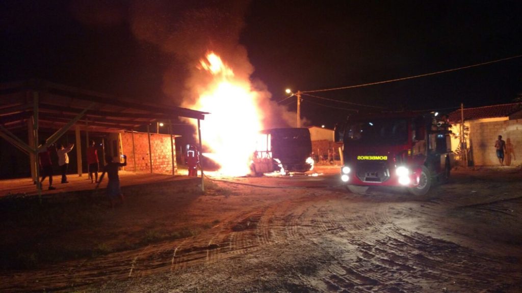 Ônibus foi completamente consumido pelas chamas no Altos do Turu