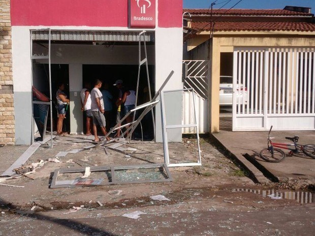 Quatro homens invadiram agência do Banco Bradesco em Amapá do Maranhão (Foto: Ronaldo Araújo)