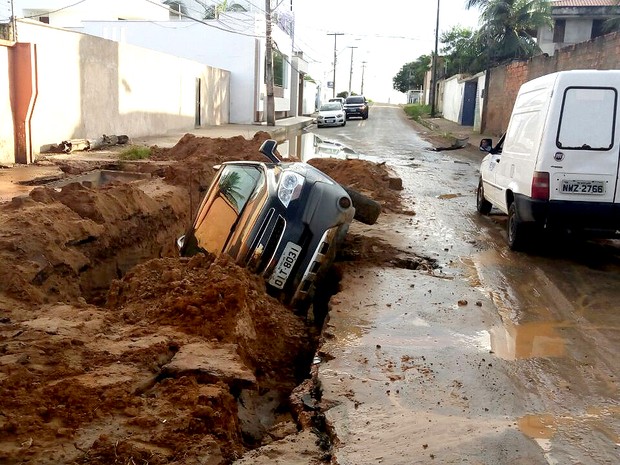 Sem sinalização, motorista não percebeu cratera em rua de São Luís (MA) (Foto: Danilo Quixaba)