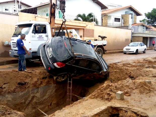 Automóvel é retirado de ‘cratera’ aberta em obra (Foto: Danilo Quixaba)