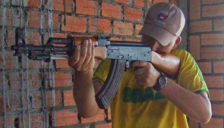 Marcos Duarte postou foto em uma rede social, na qual ele afirma ser ele mesmo ostentando um fuzil, do mesmo modelo usada por Osama Bin Laden (Foto: Reprodução/Internet )