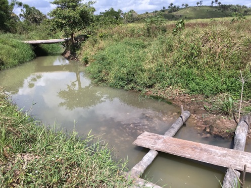 Local utilizado pelos trabalhadores para tomar banho na Fazenda Lago Azul.