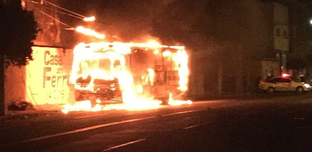 Ônibus ficou totalmente destruído após ser incendiado em Mossoró