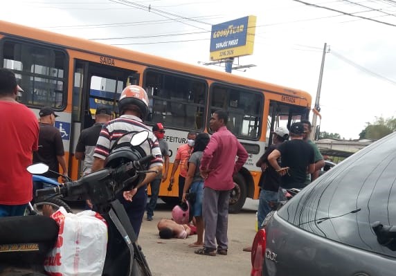 Assaltante tenta roubar passageiros mas apanha e é imobilizado dentro