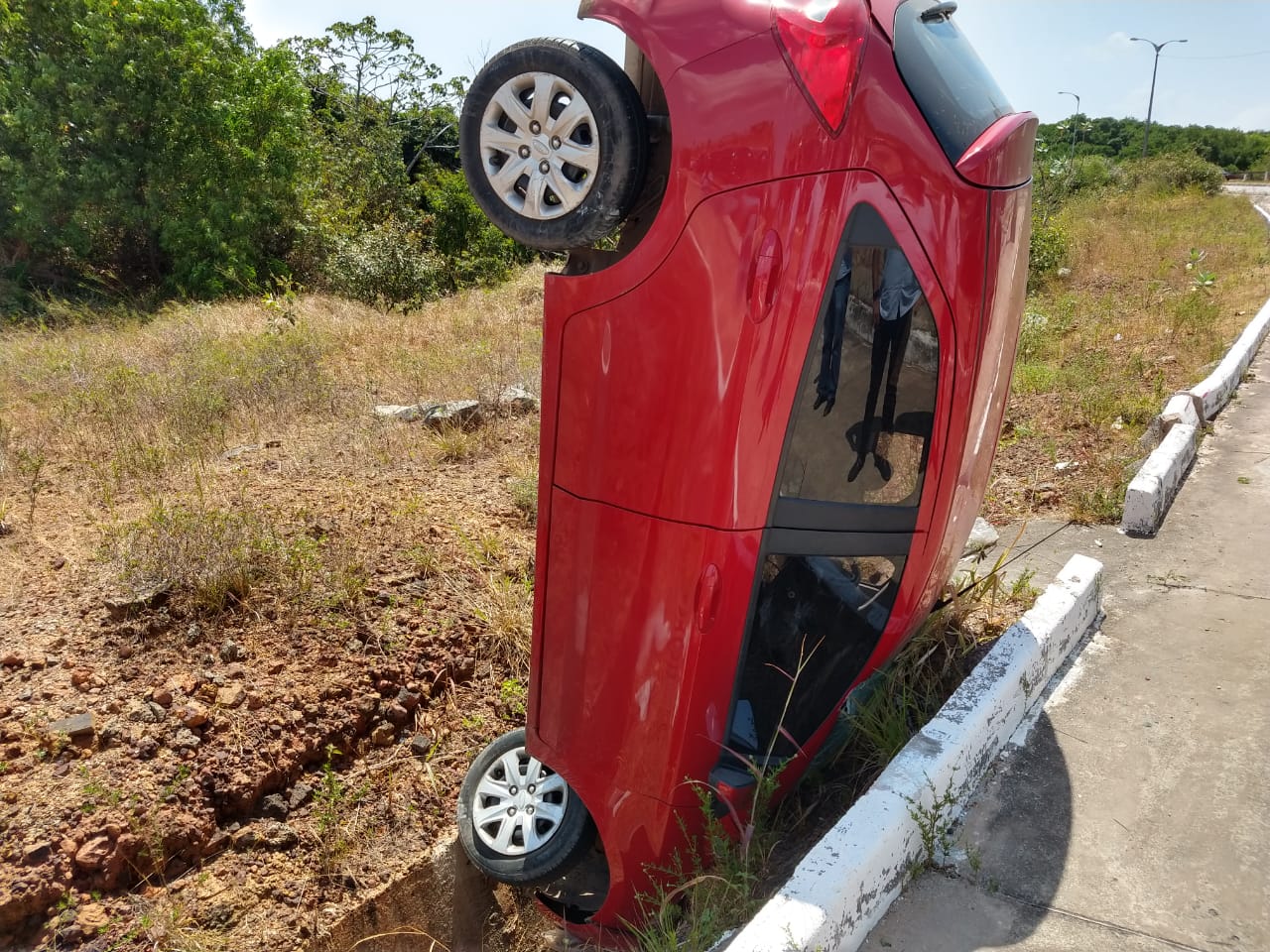 Motorista perde controle e carro fica de ponta cabeça na Via Expressa