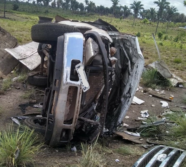 Caminh O Carregado De Peixe Tomba Na Br E Causa A Morte Do Condutor