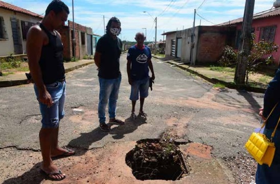 Moradores reclamam de água suja buracos e bueiro sem tampa no