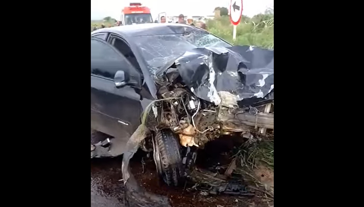 Carro Fica Destru Do Ap S Derrubar Um Poste Em Timon Jornal Pequeno