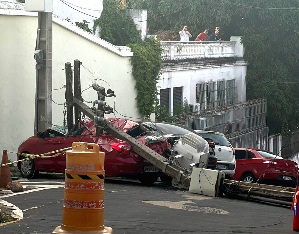 Poste cai em cima de um carro na Montanha Russa no Centro de São