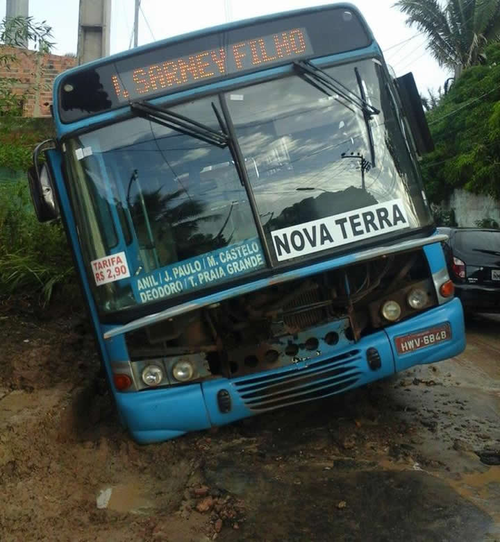 Ônibus atolado na Estrada da Mata (Fotos Alessandra Rodrigues)(2)