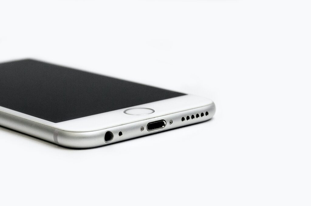 iPhone 6 branco com entradas em exibição em um fundo branco