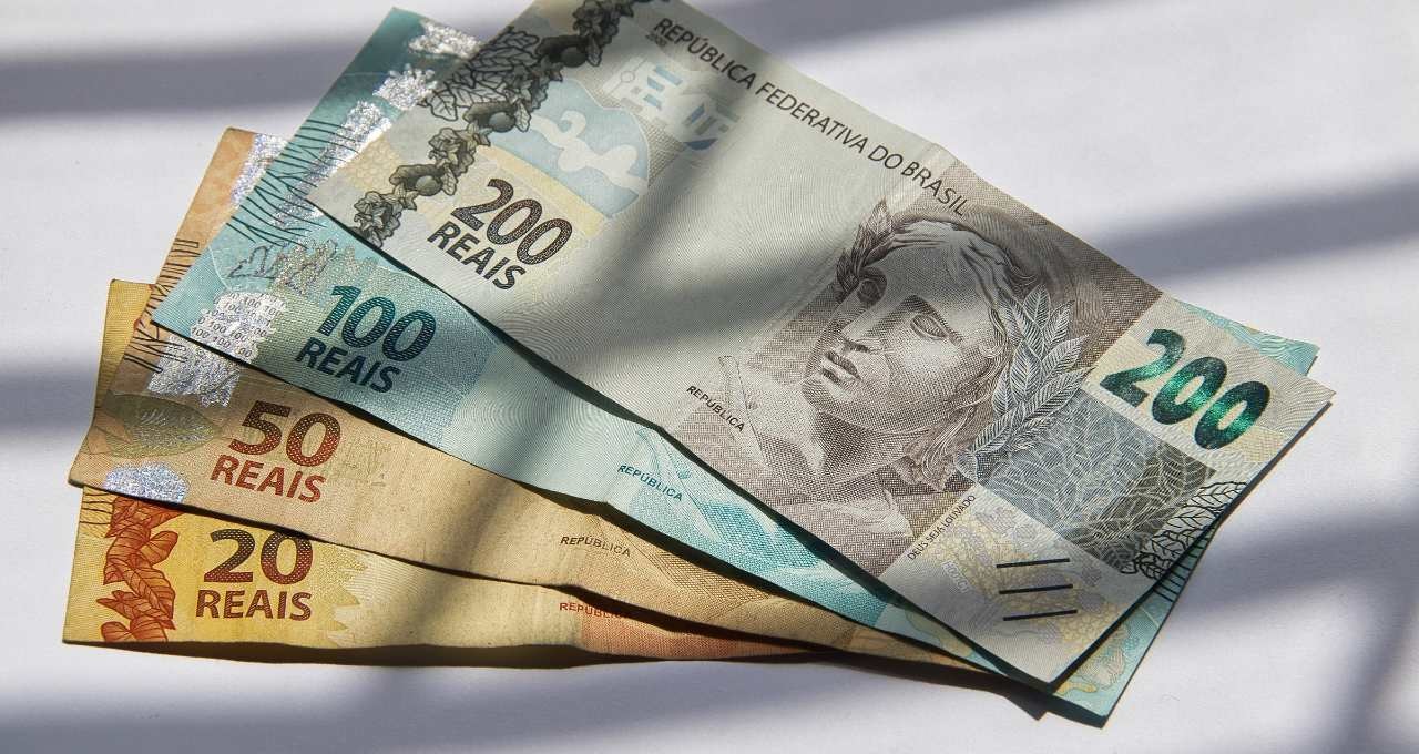 Seu dinheiro cresce ou trava: o pensamento de que investir não é para você limita seu avanço