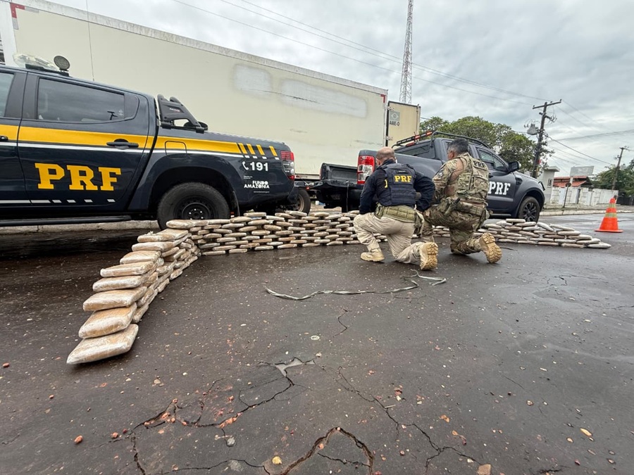 Carga de 213 kg de “supermaconha” é apreendida pela PRF na BR-135 Carga de 213 kg de “supermaconha” é apreendida pela PRF na BR-135