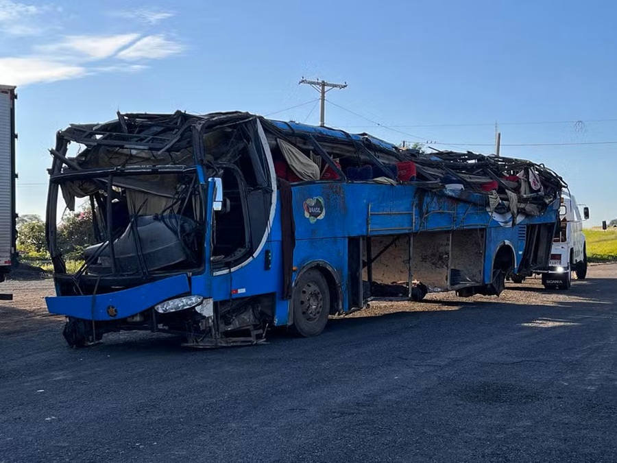 Acidente com ônibus que saiu do Maranhão deixa 6 trabalhadores mortos na BR-153 Acidente com ônibus que saiu do Maranhão deixa 6 trabalhadores mortos na BR-153