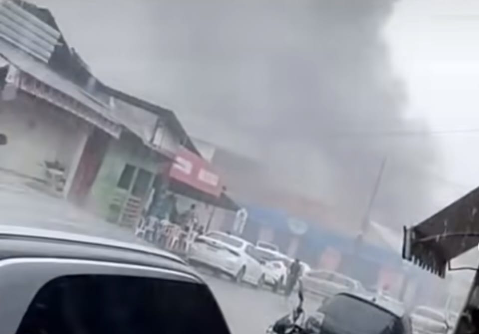Incêndio destrói residências e atinge depósito comercial próximo ao Mercado Central, em São Luís Incêndio destrói residências e atinge depósito comercial próximo ao Mercado Central, em São Luís