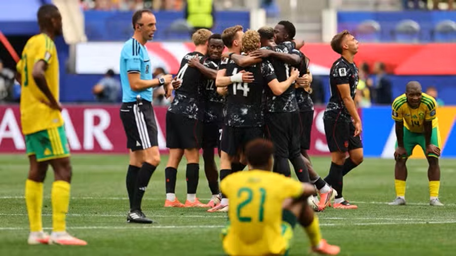 Canadá vence a África do Sul e avança pela primeira vez às oitavas da Copa