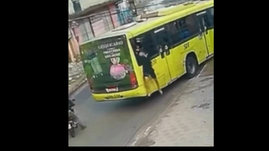 Assalto a ônibus termina com coletivo destruído após colisão contra poste
